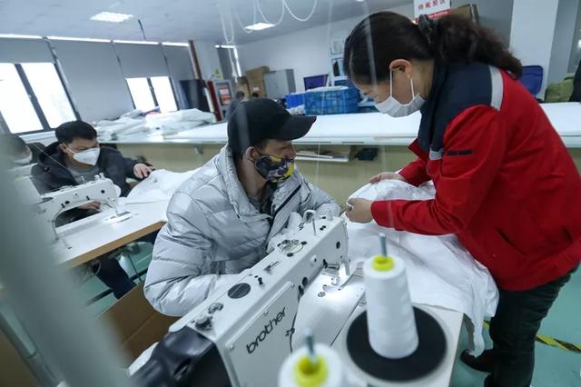 防護服緊缺？這家僅用了5天時間轉產(chǎn)防護服，日產(chǎn)量已達9000件