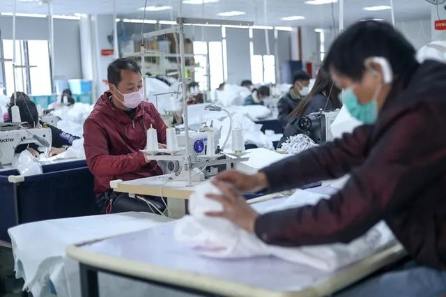 防護服緊缺？這家僅用了5天時間轉產(chǎn)防護服，日產(chǎn)量已達9000件