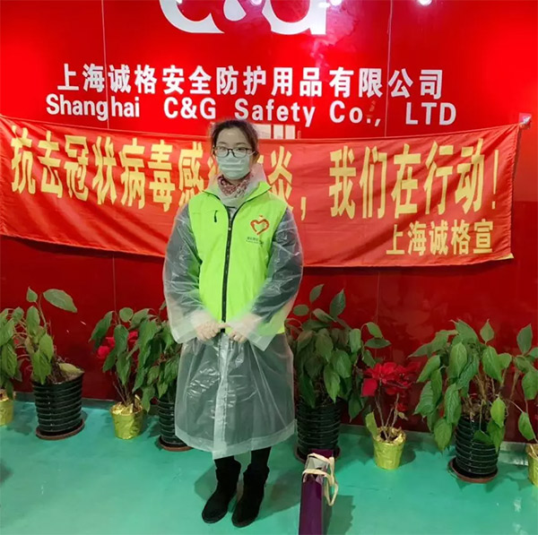 攜手戰(zhàn)“疫”，逆風而上，上海志愿者助力抗疫防護服生產(chǎn)