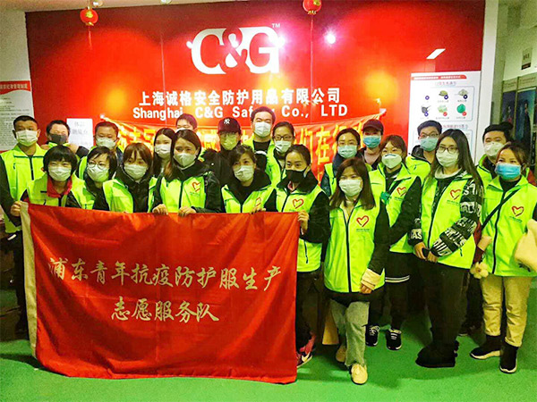 攜手戰(zhàn)“疫”，逆風(fēng)而上，上海志愿者助力抗疫防護服生產(chǎn)