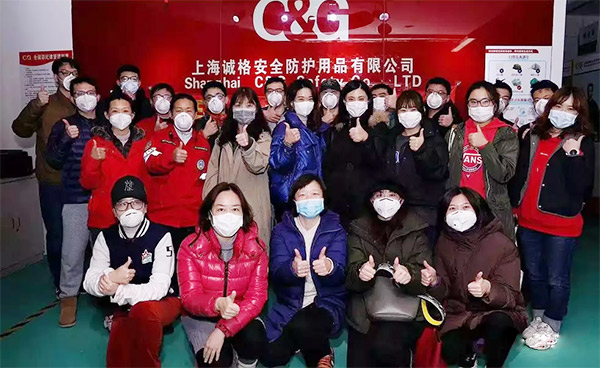 攜手戰(zhàn)“疫”，逆風而上，上海志愿者助力抗疫防護服生產(chǎn)